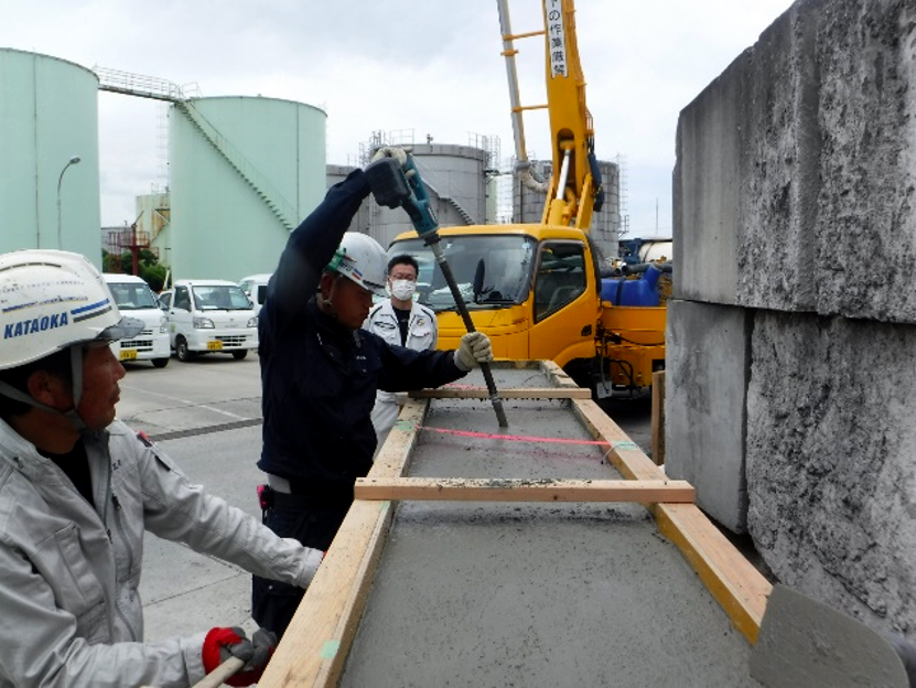 写真-1　打込み、締固め状況（実施工モデルの実機試験） img